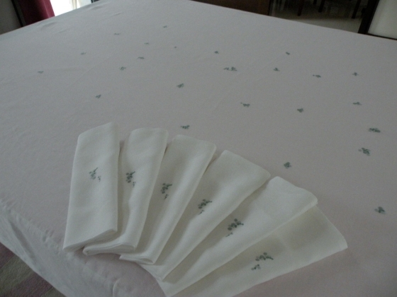 Table - Bubbles - Tablecloth, Celadon on White Linen & Napkins